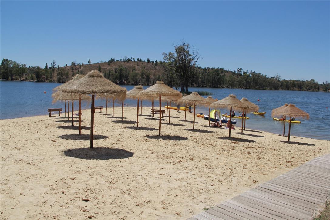Praia da Albufeira da Tapada Grande volta a hastear Bandeira Azul
